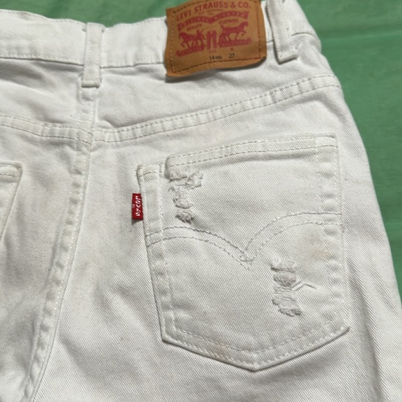 Boys Levi’s White Distressed Shorts - Picture 5 of 6
